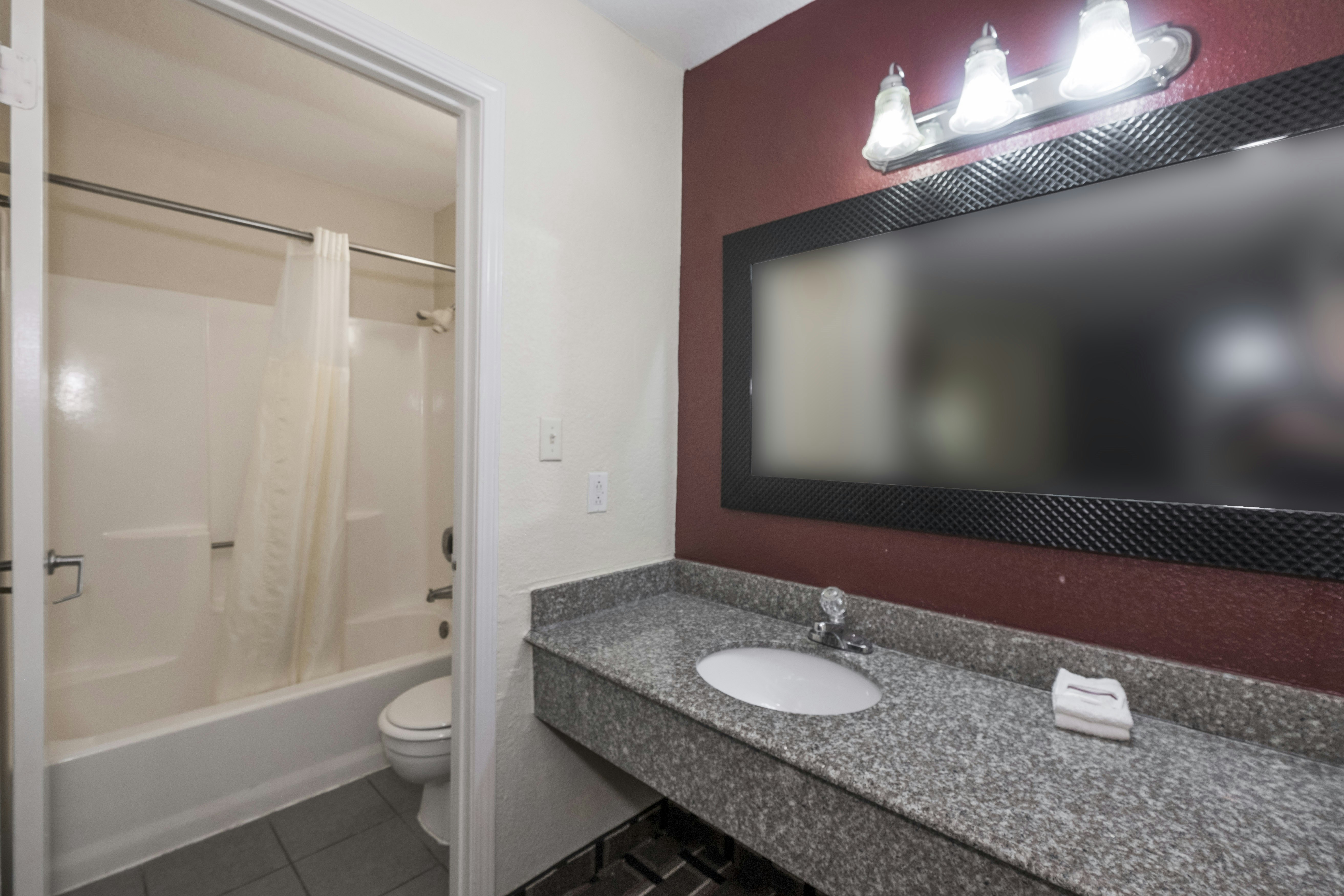 غرفة قياسية بسريرين مزدوجين، Red Roof Inn Mobile Midtown 8/9