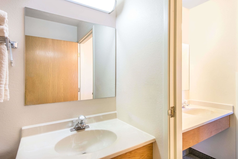 Super 8 by Wyndham West Middlesex/Sharon Area 9/42
