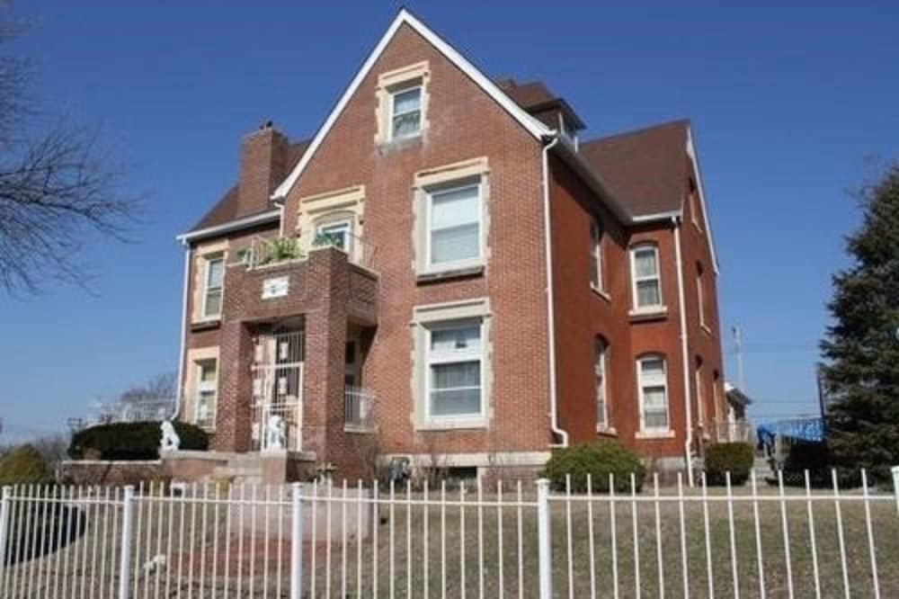 Central West end Bed and Breakfast 1/37