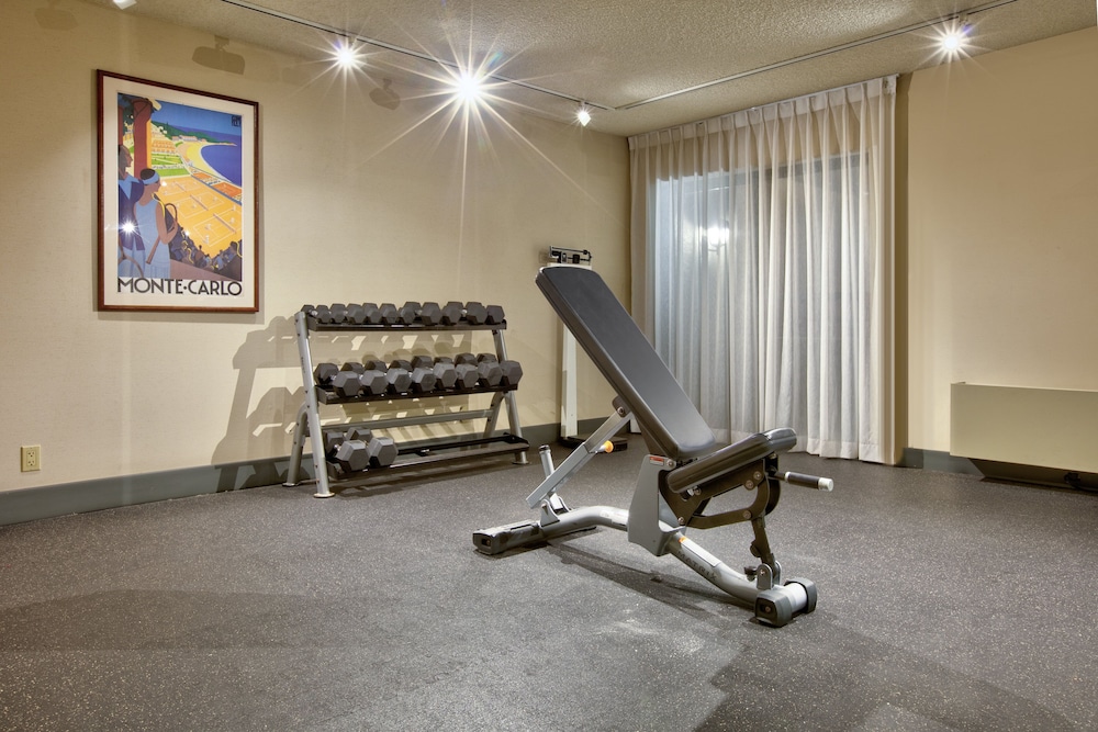 Holiday Inn Hotel And Suites 34/66