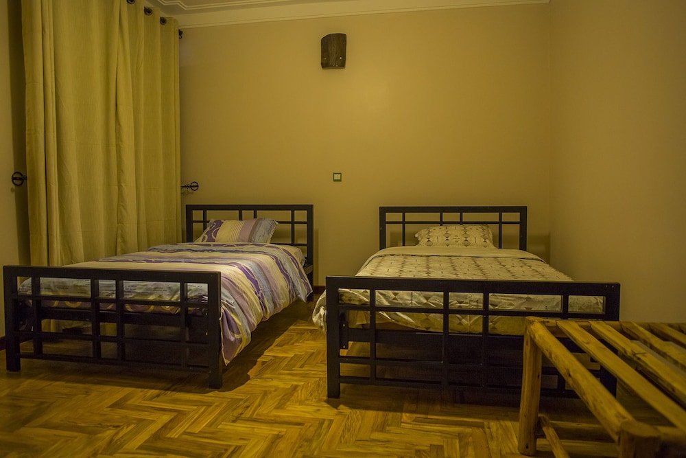 DELUXE, TWIN BEDS