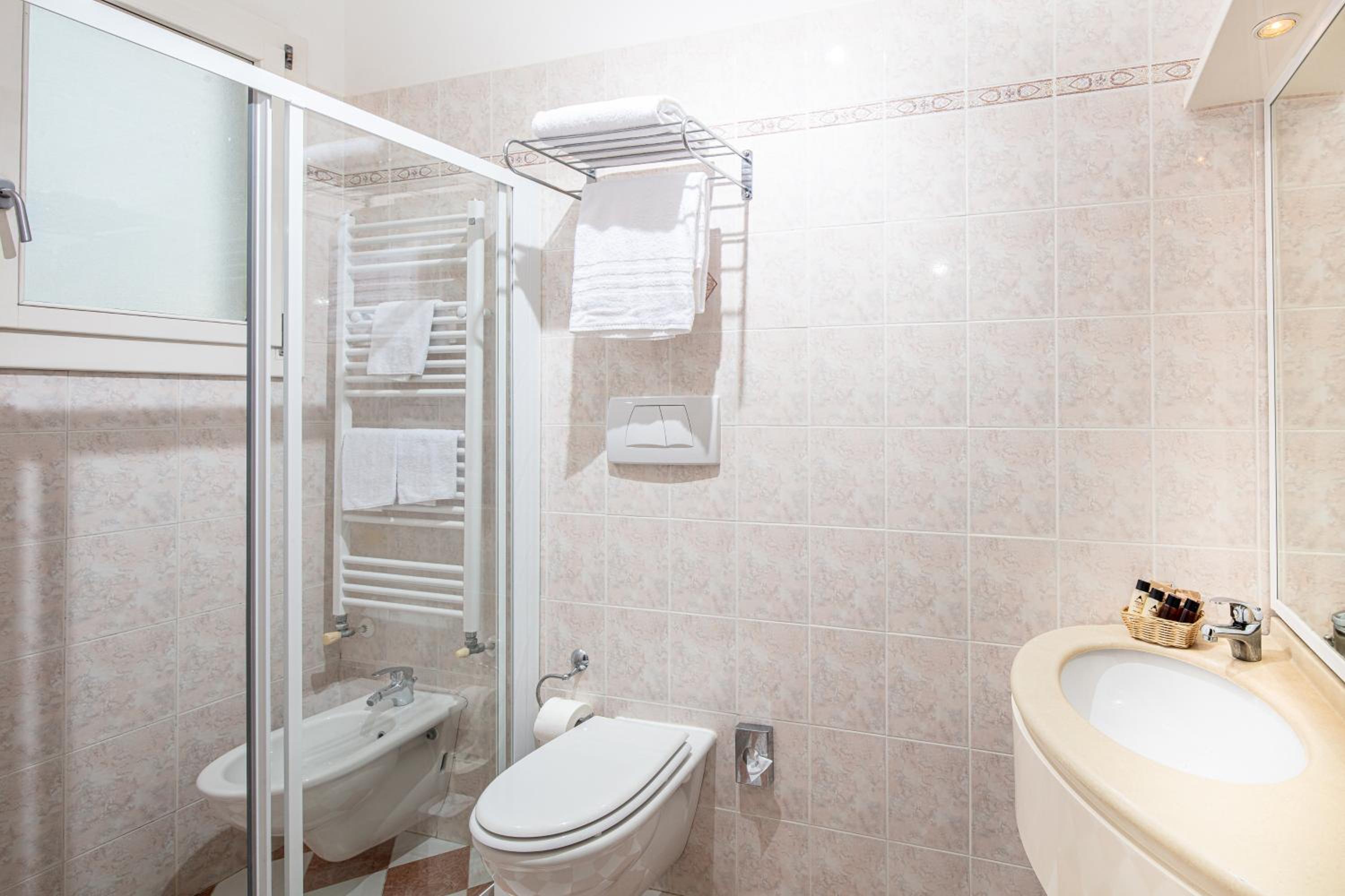 غرفة كلاسيكية ثلاثية، Karinzia Hotel 4/4