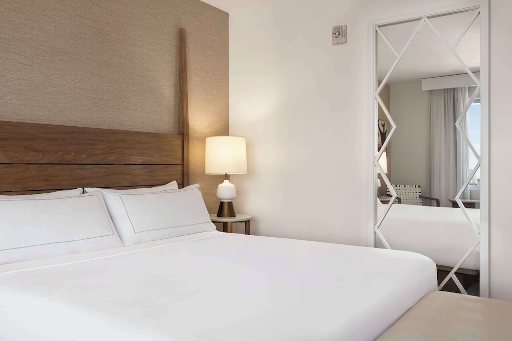 ROOM, KING BED, PARTIAL OCEAN VIEW