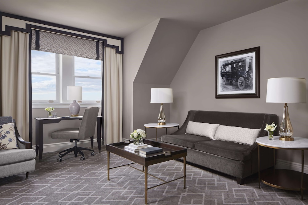 Fairmont Hotel Macdonald 48/62