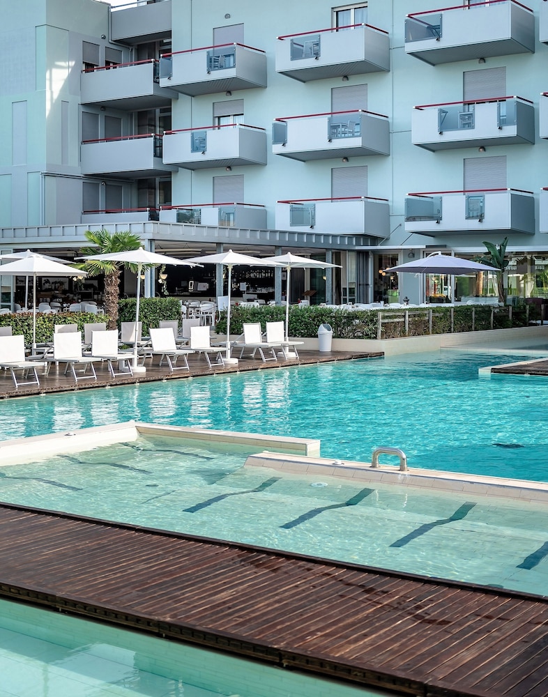 Domino Suite Hotel 5/50
