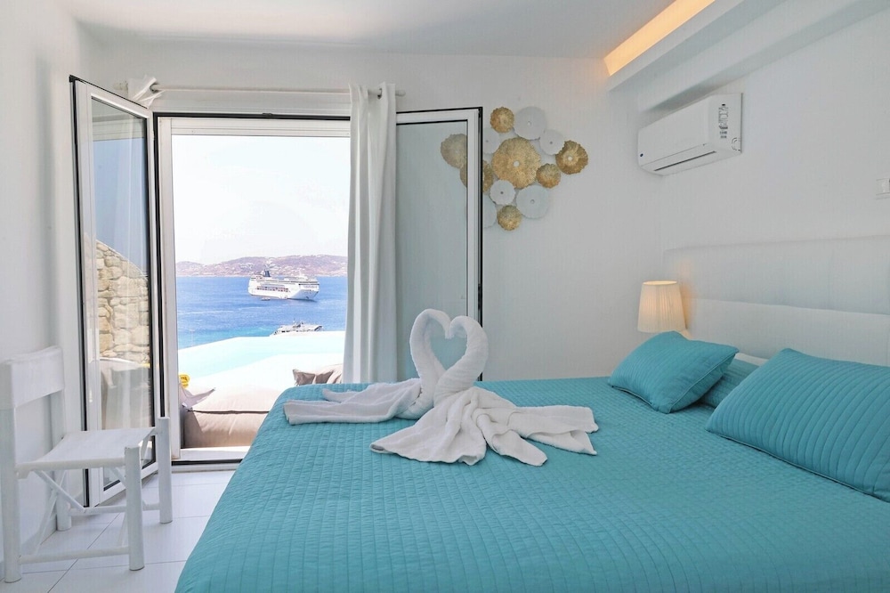 3 BEDROOMS, DELUXE, APARTMENT, 2 QUEEN AND TWIN BEDS, OCEAN FRONT, PRIVATE POOL