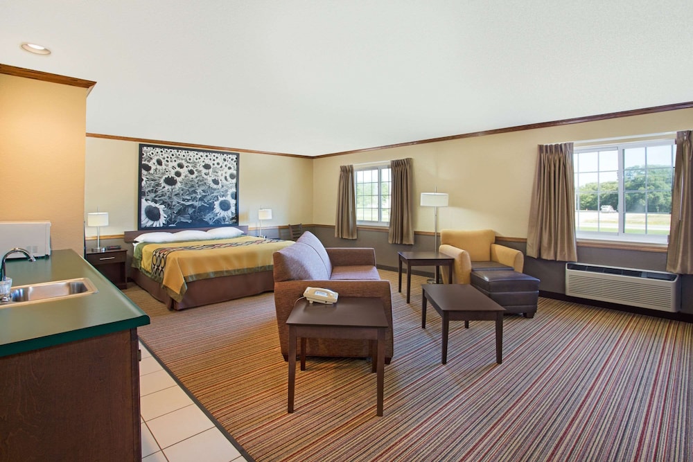 Super 8 by Wyndham New Hampton 23/32