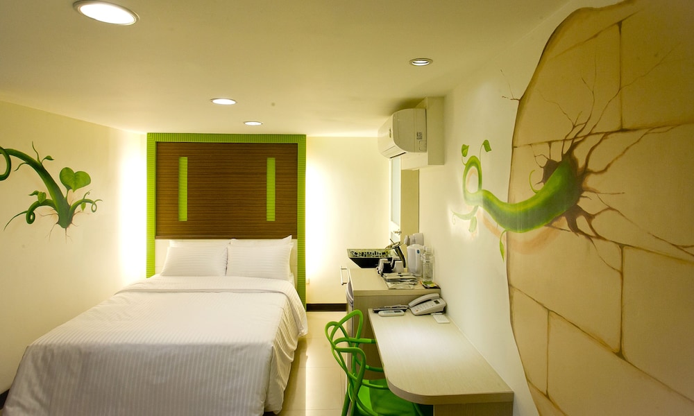 DONGMEN HOTEL 35/54