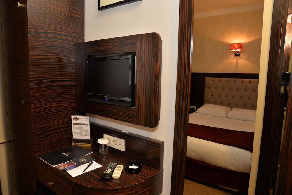 Golden Siyav Hotel 33/75
