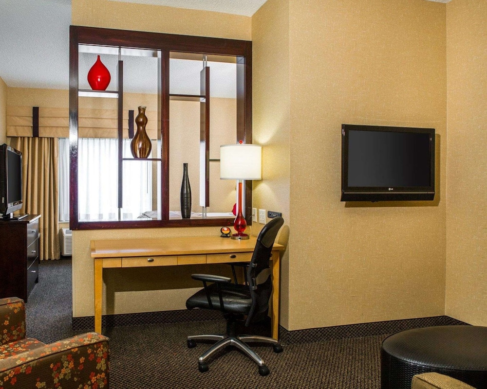 Cambria Hotel Traverse City 42/46