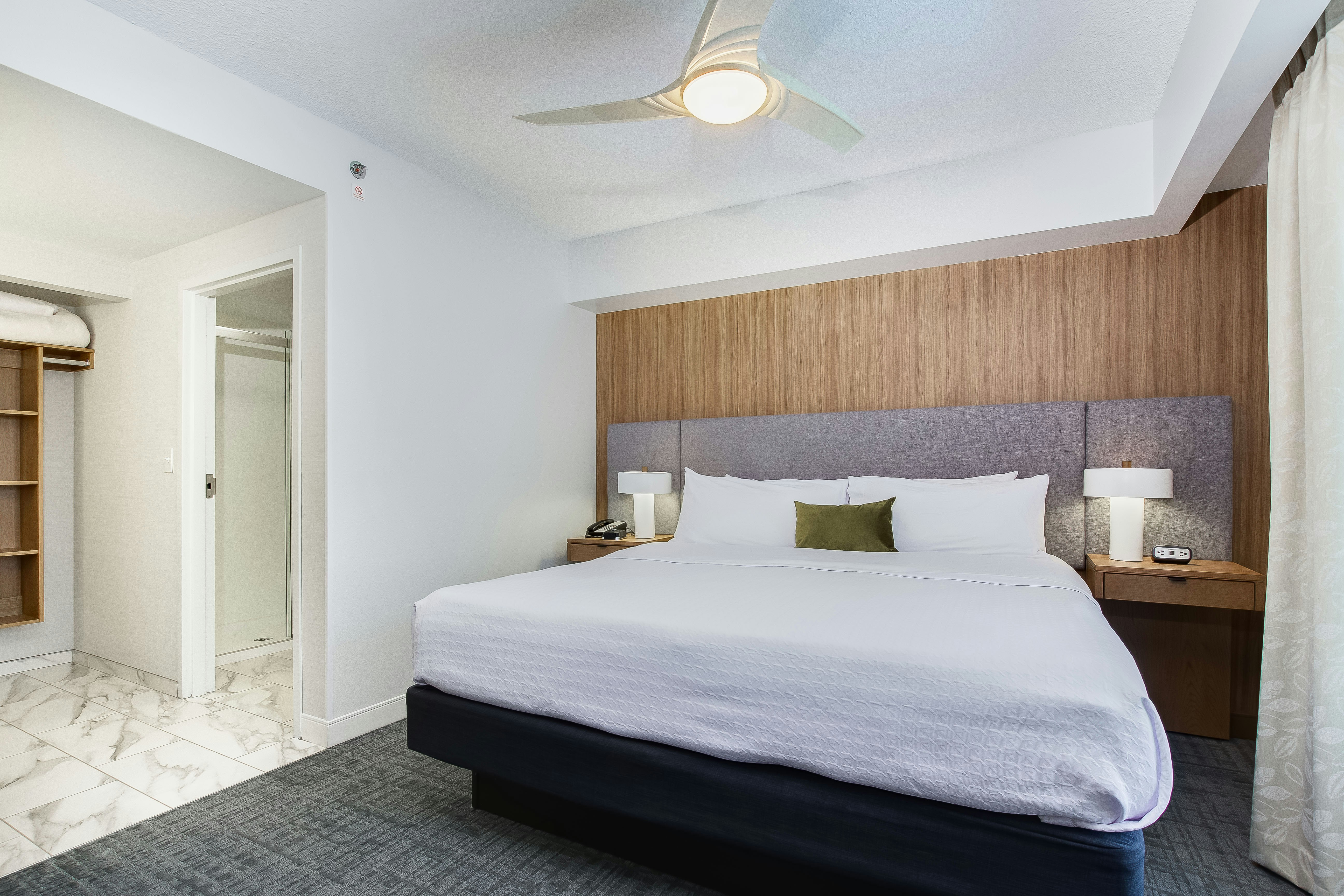 STUDIO, SUITE, KING BED