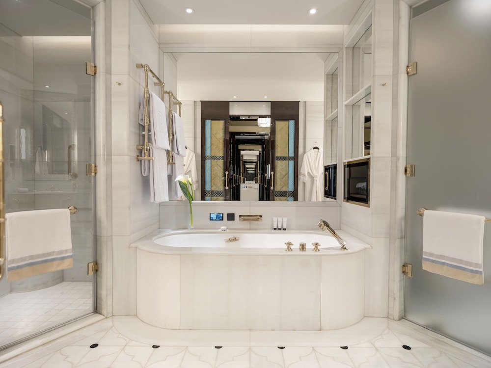 Grand, Bosphorus, Deluxe, 2 Double Beds، The Peninsula Istanbul 5/8