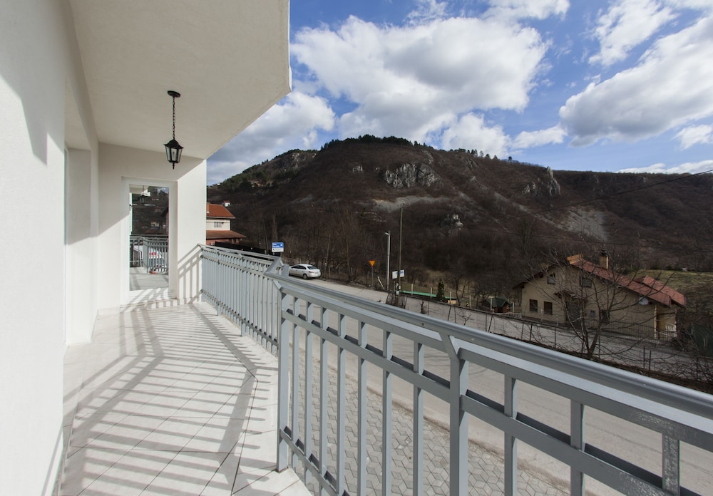 Hayat Hills 6/56