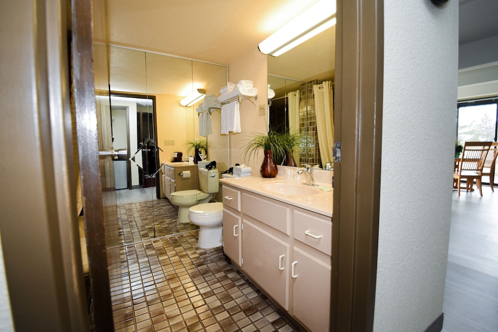 Fairway Inn and Suites Mishicot - Wi 8/50