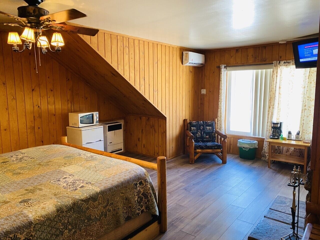 Motel, Standard, King and Queen Bed, Queen Bed, Mountain View, Private Bathroom