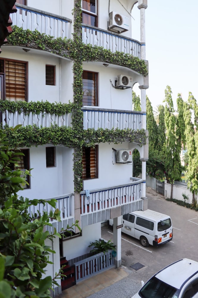Darajani Hotel Ltd 37/50
