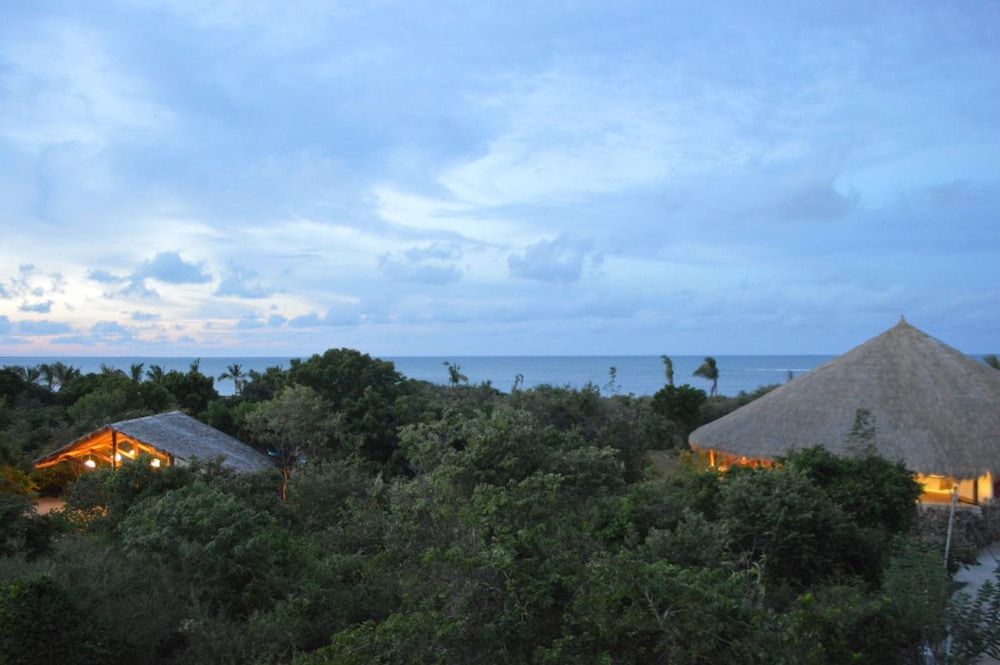 GIMAN FREE BEACH RESORT 62/67