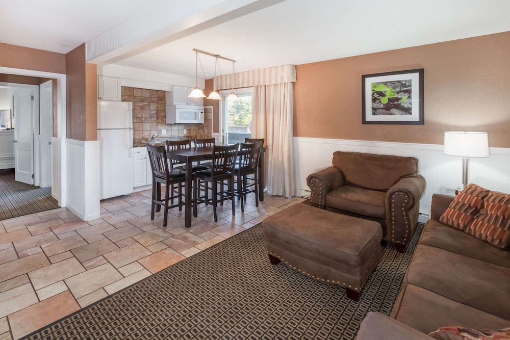 Travelodge by Wyndham Traverse City MI 21/27
