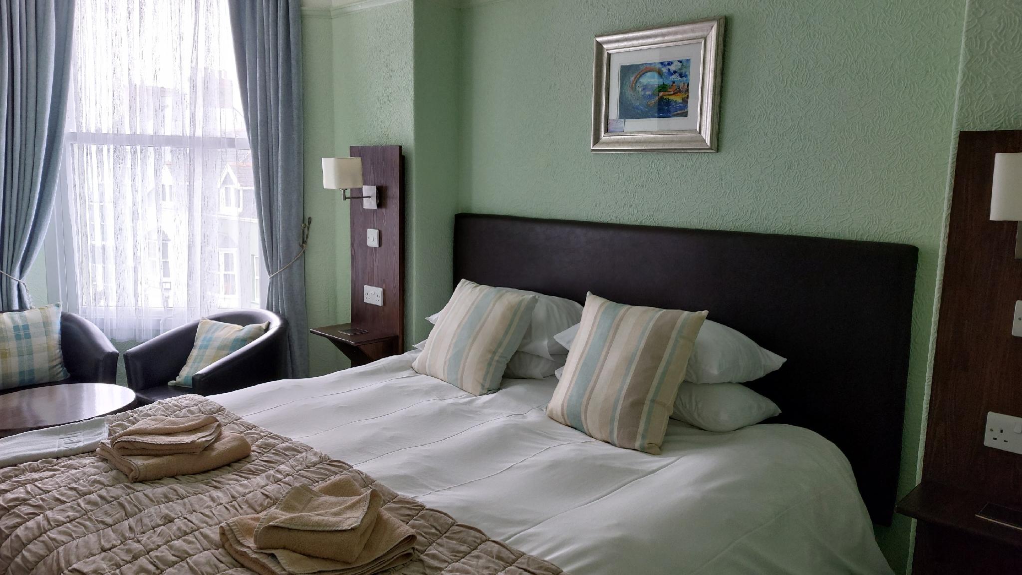 Standard, King Bed, Street View