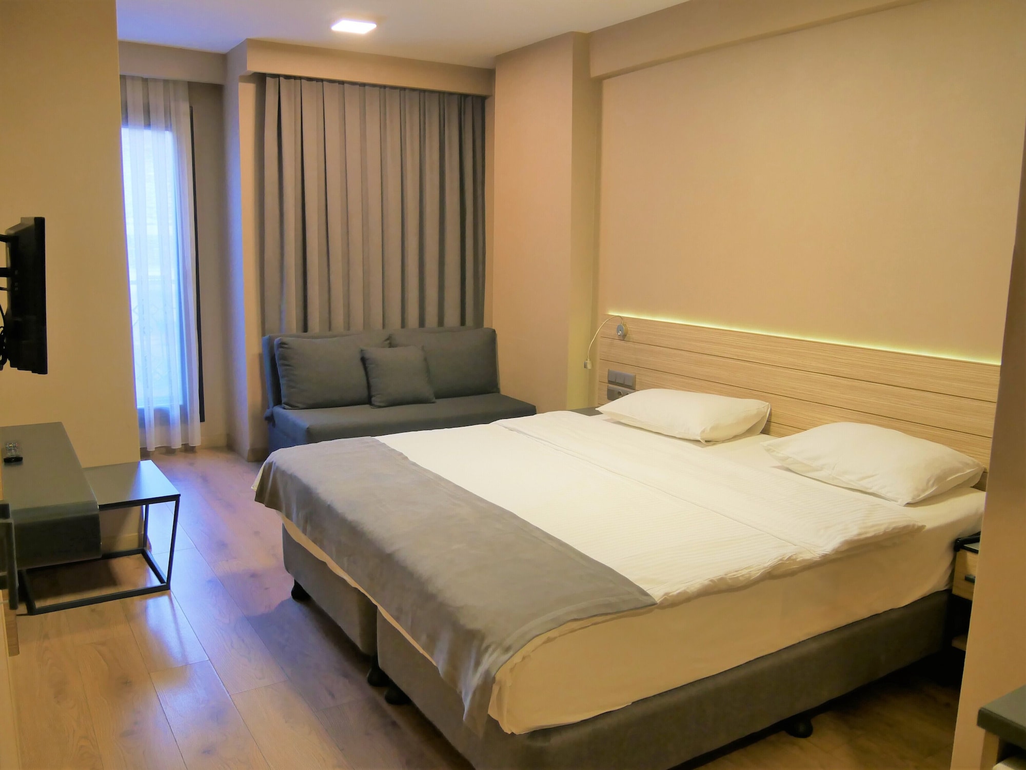 ECONOMY, TRIPLE, QUEEN BED
