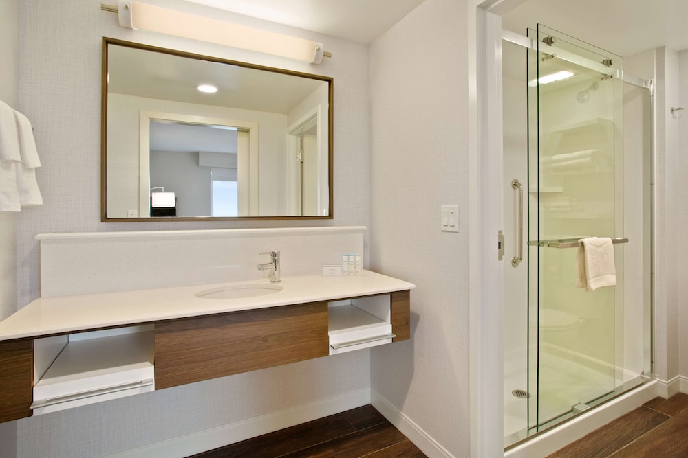 Hampton Inn & Suites-Seattle Woodinville WA 12/51