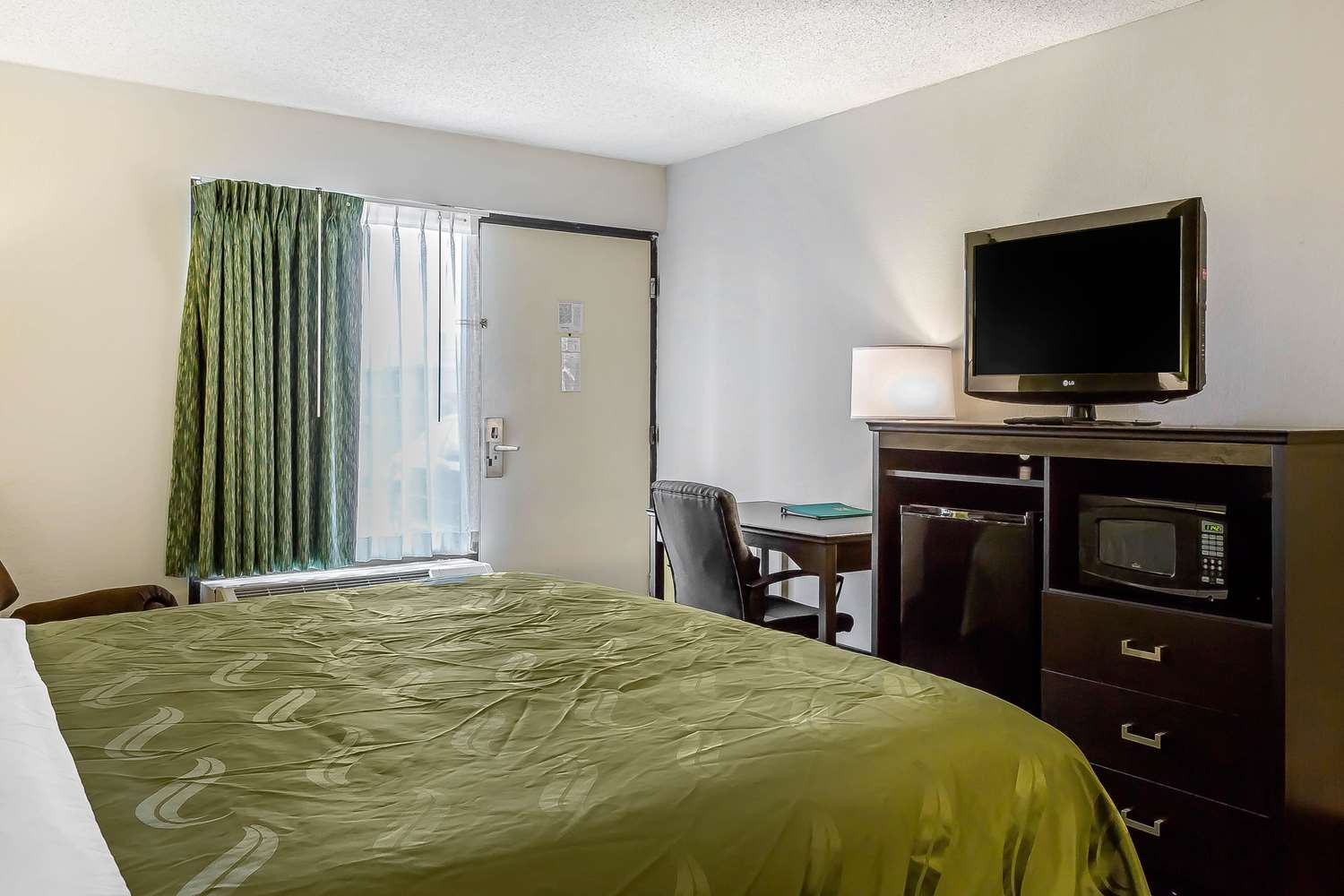 غرفة بسرير كينج لذوي الإعاقة، Quality Inn Culpeper VA 3/3