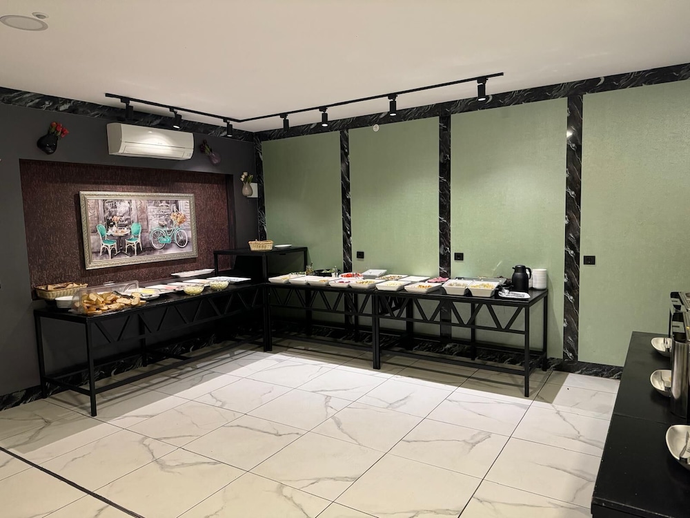 Marina Green Suite Hotel 36/41