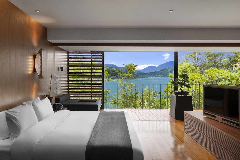 Suite, Queen Bed, Lake Side, Bathtub