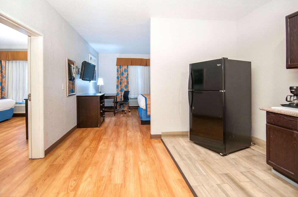 Days Inn & Suites by Wyndham San Antonio near Frost Bank Ctr 28/42