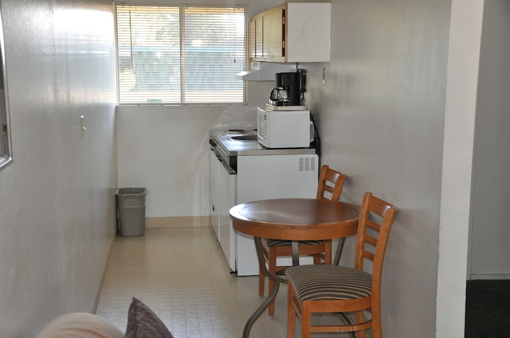 Cedar Inn & Suites 42/64