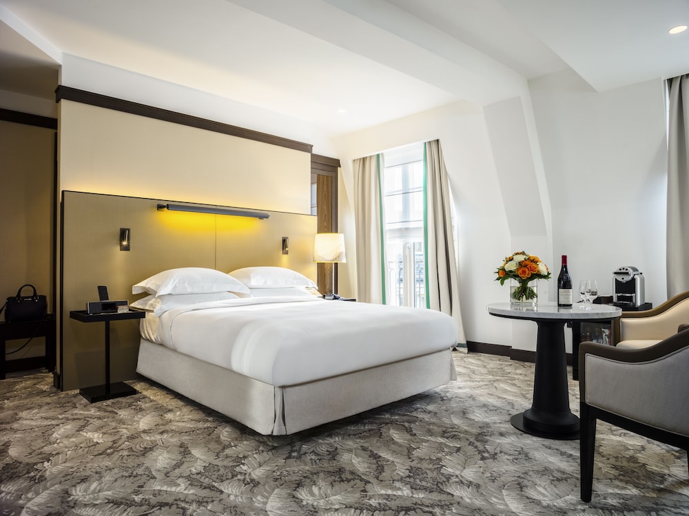 DELUXE, KING BED