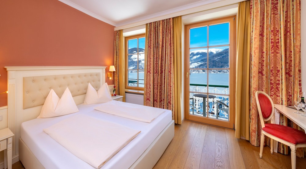 COMFORT, DOUBLE BED, PARTIAL LAKE VIEW, BALCONY