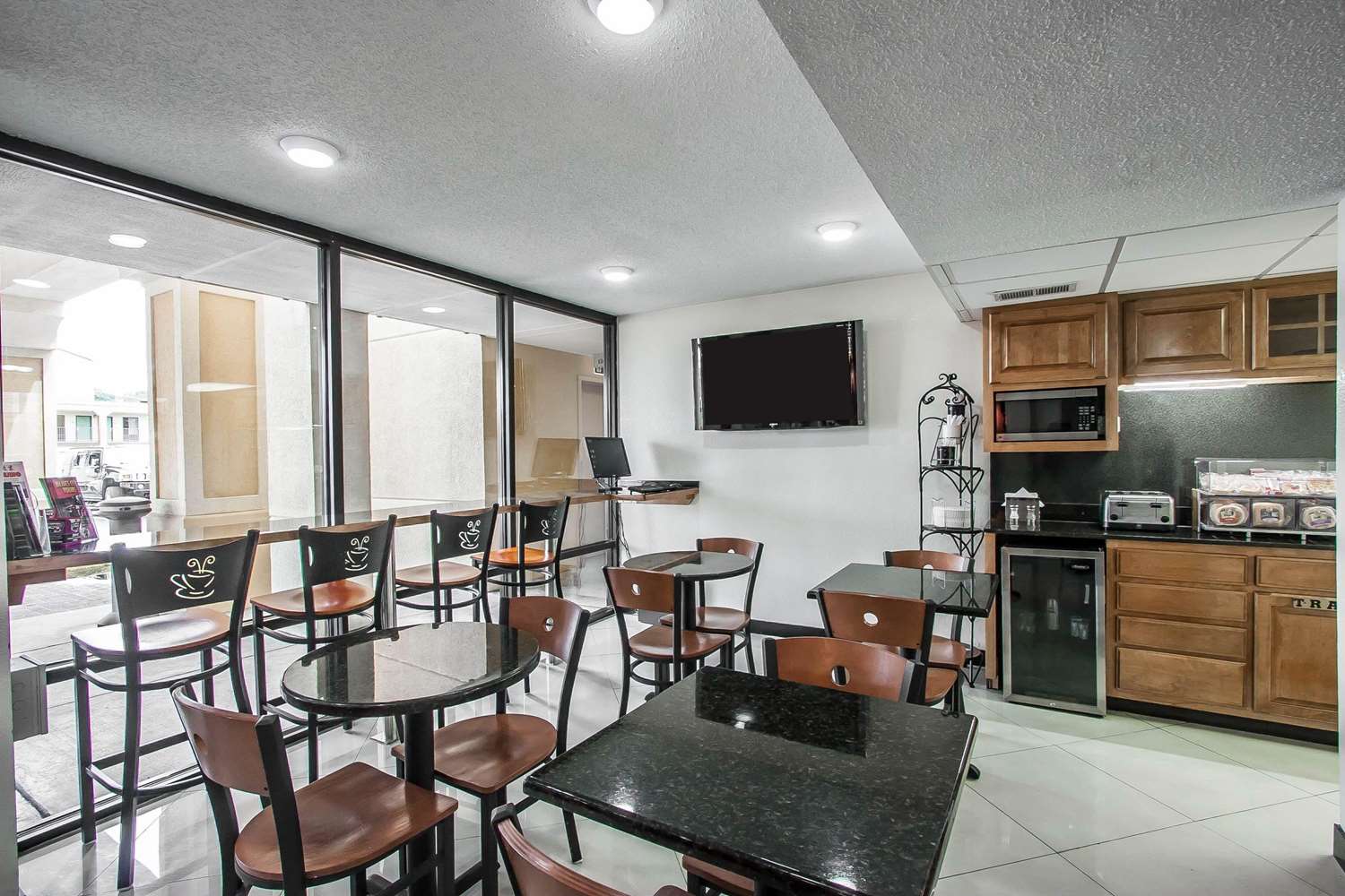 Econo Lodge Inn & Suites Memphis 11/14