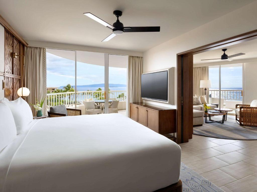 Kilohana, Suite, King Bed, Panoramic Ocean View, Sofa, Wraparound Lanai, Corner
