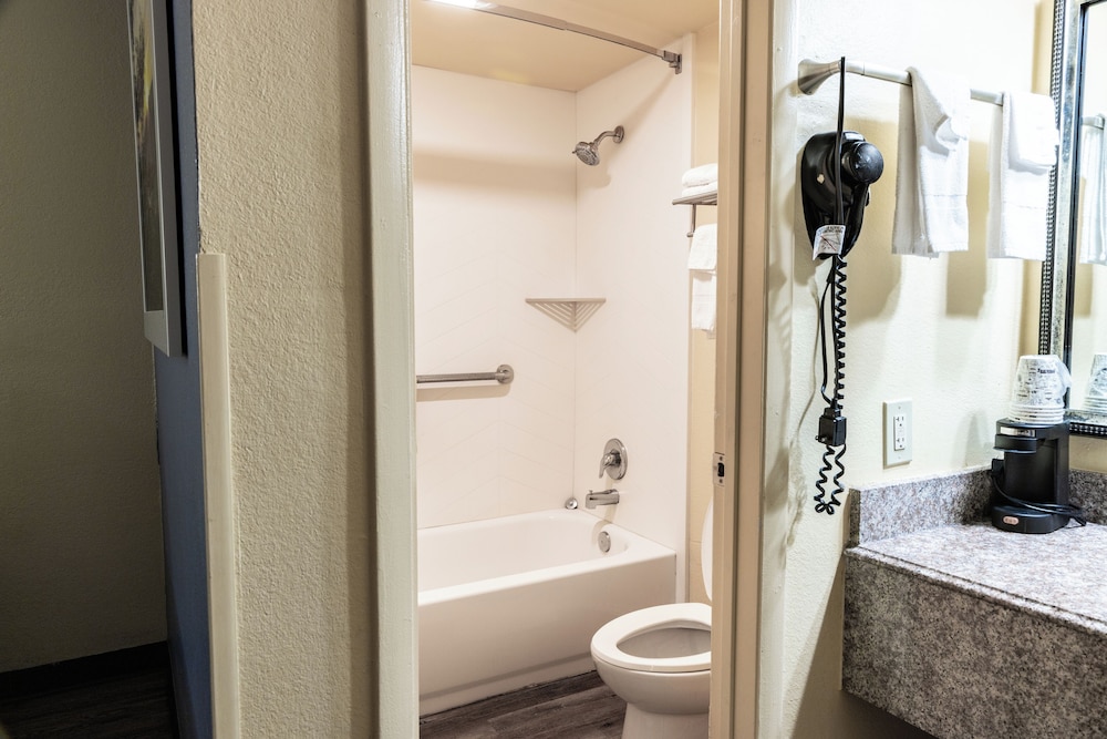 غرفة سيغنتشر بسريرين كوين، Hotel Boerne 3/9