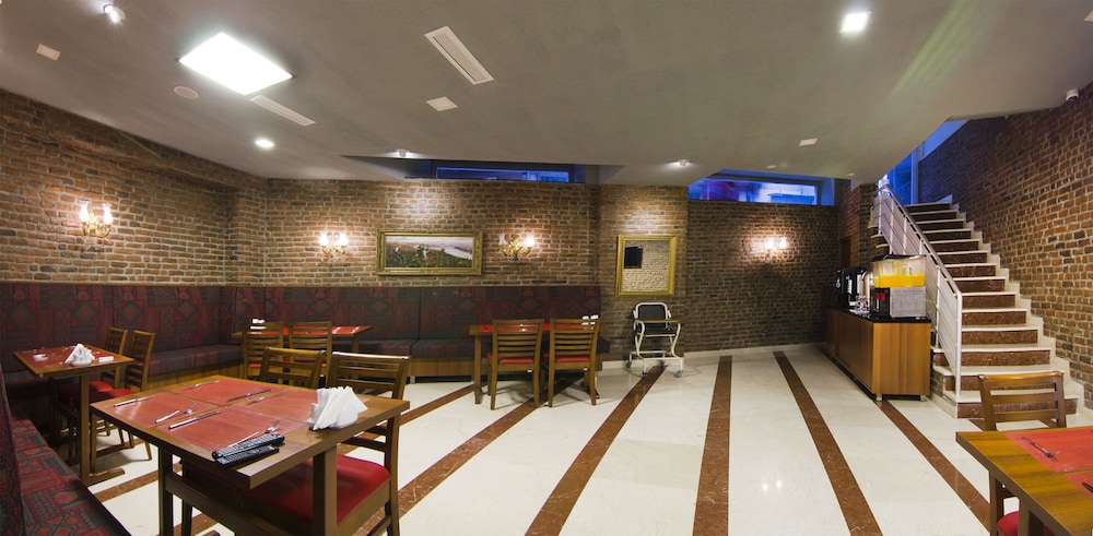 Aprilis Hotel 25/50