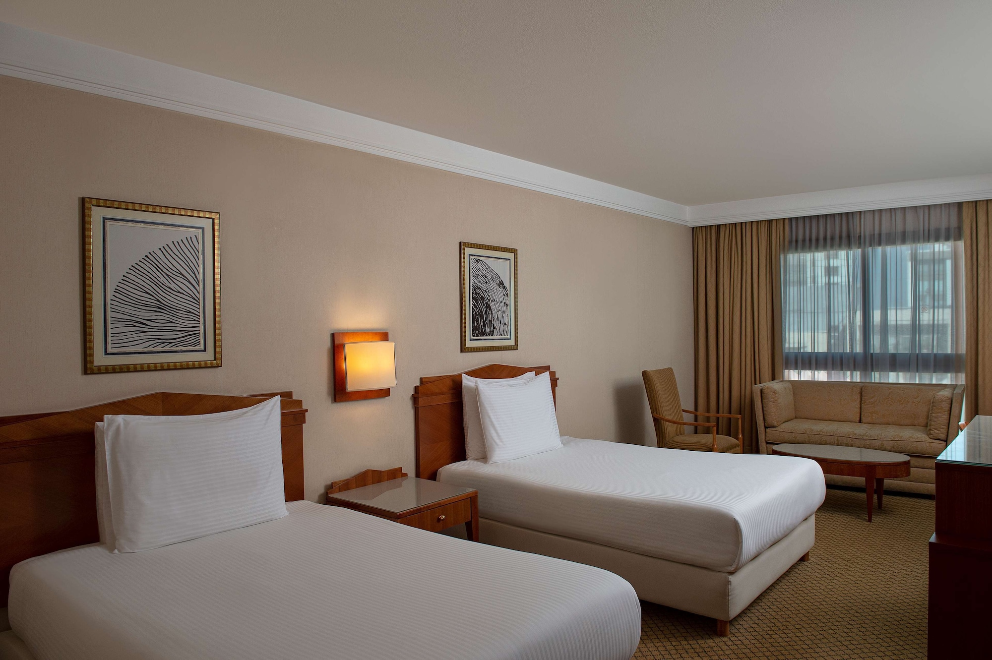 غرفة تنفيذية بسريرين كوين مع دخول الصالة لذوي الإعاقة، Radisson Blu Martinez Beirut 3/8