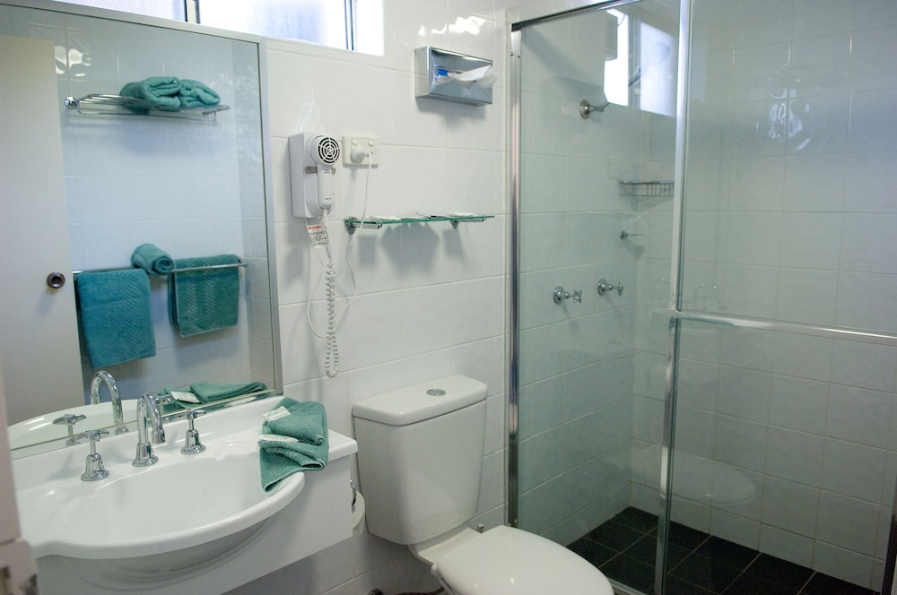 NARELLAN MOTOR INN 51/54