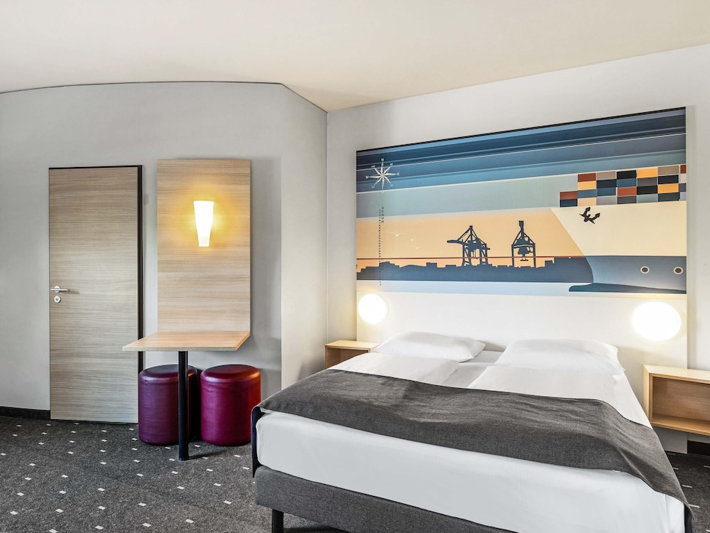 ROOM, QUEEN BED