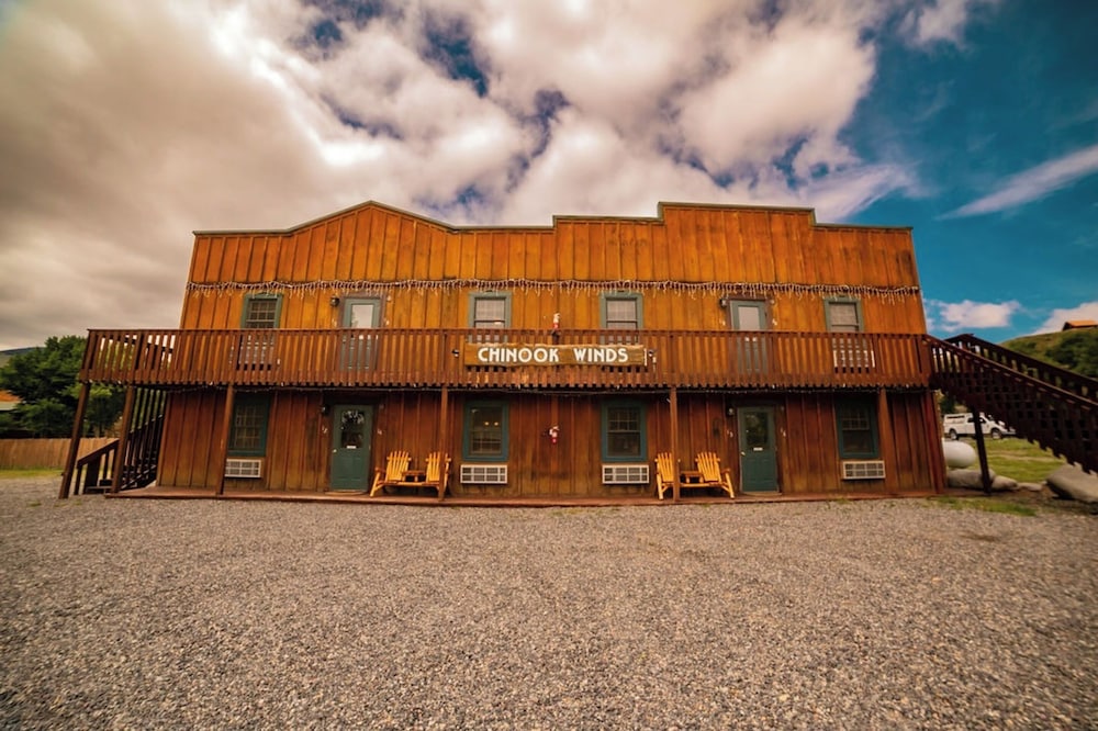 Chinook Winds Motel 3/76
