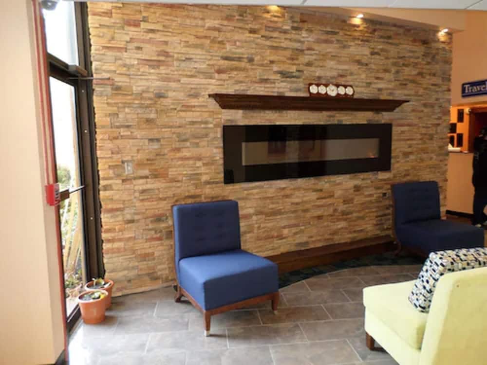 Travelodge by Wyndham Cleveland Lakewood 22/28