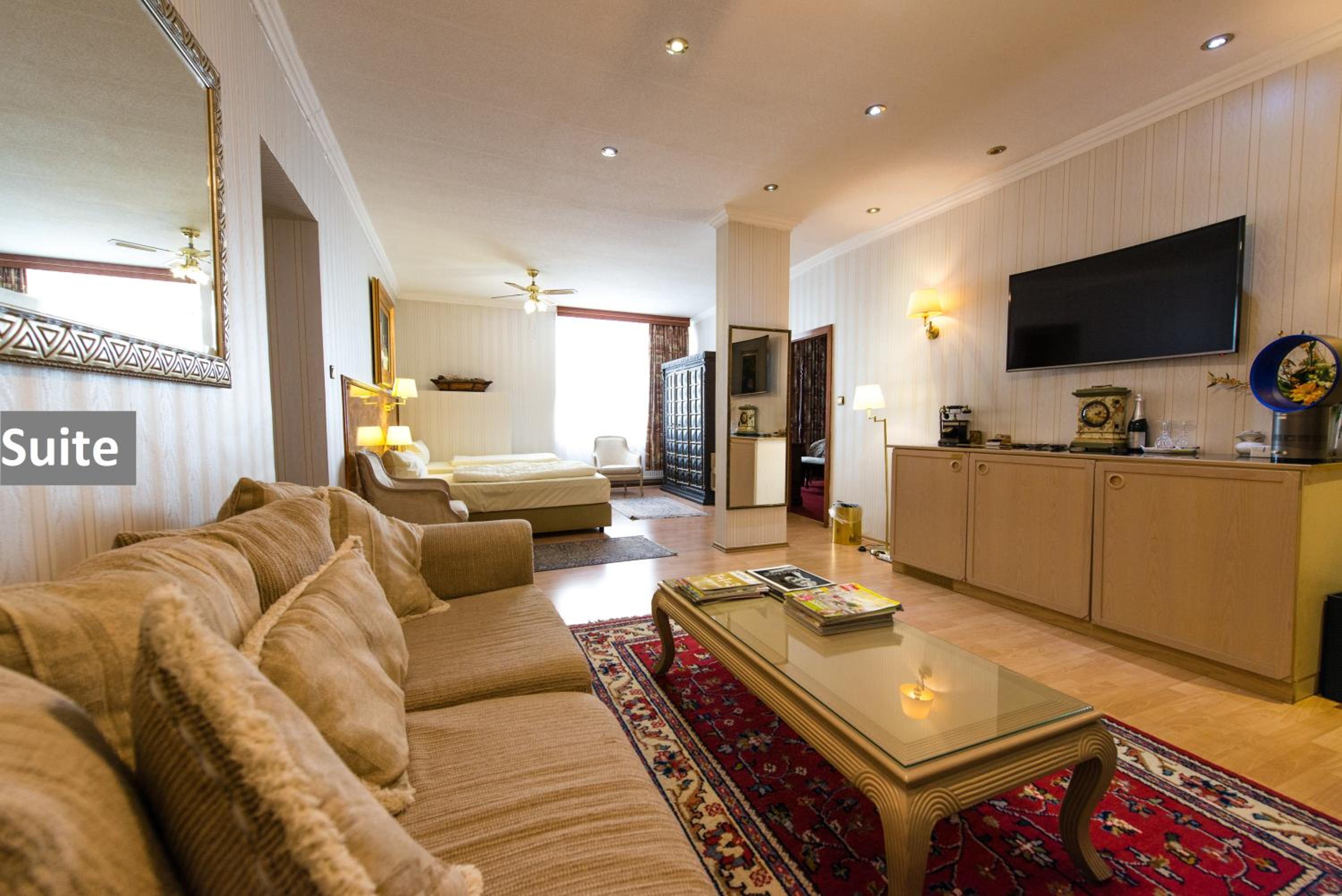 Lowen Hotel 40/58