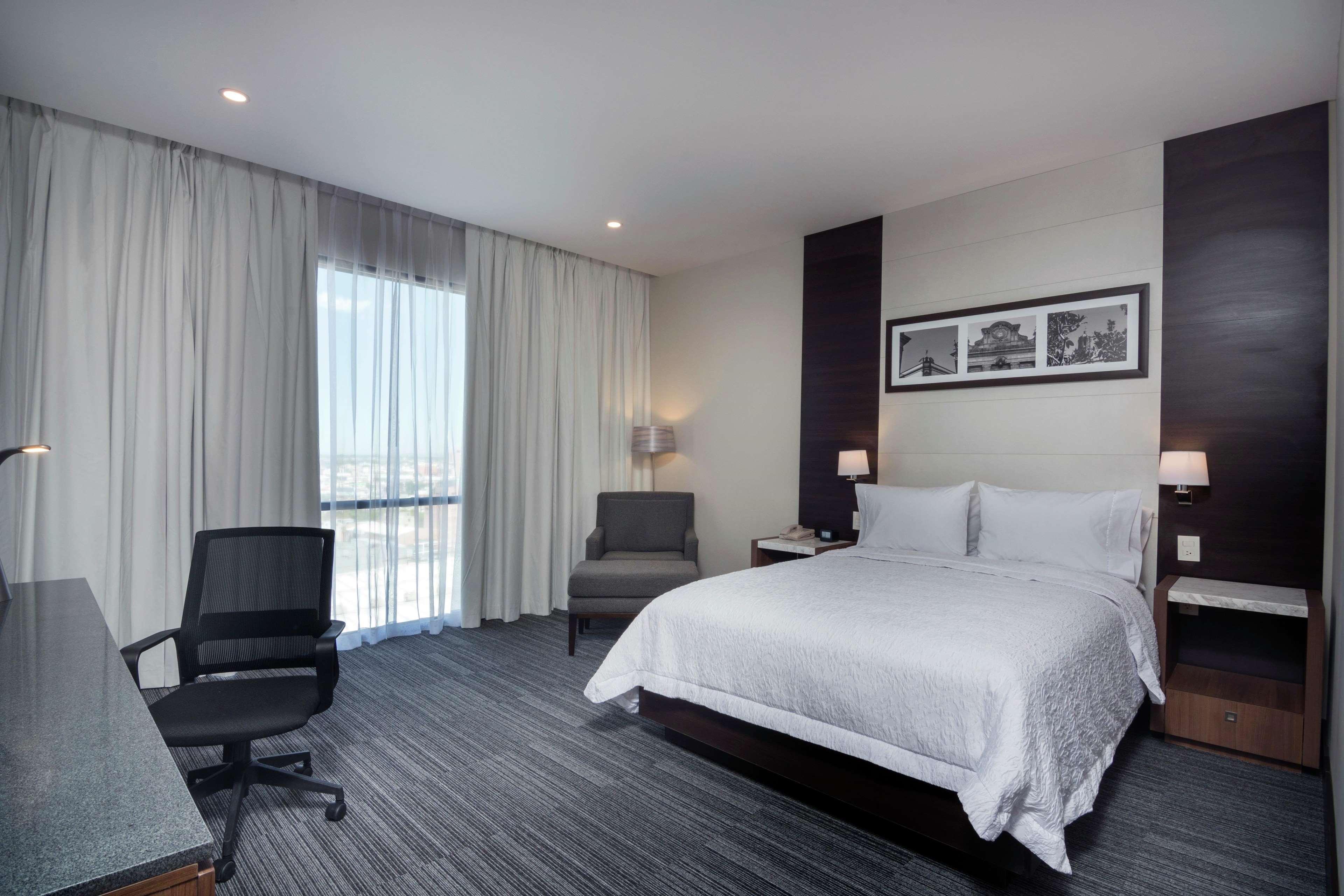 SUITE, KING BED, LAKE VIEW