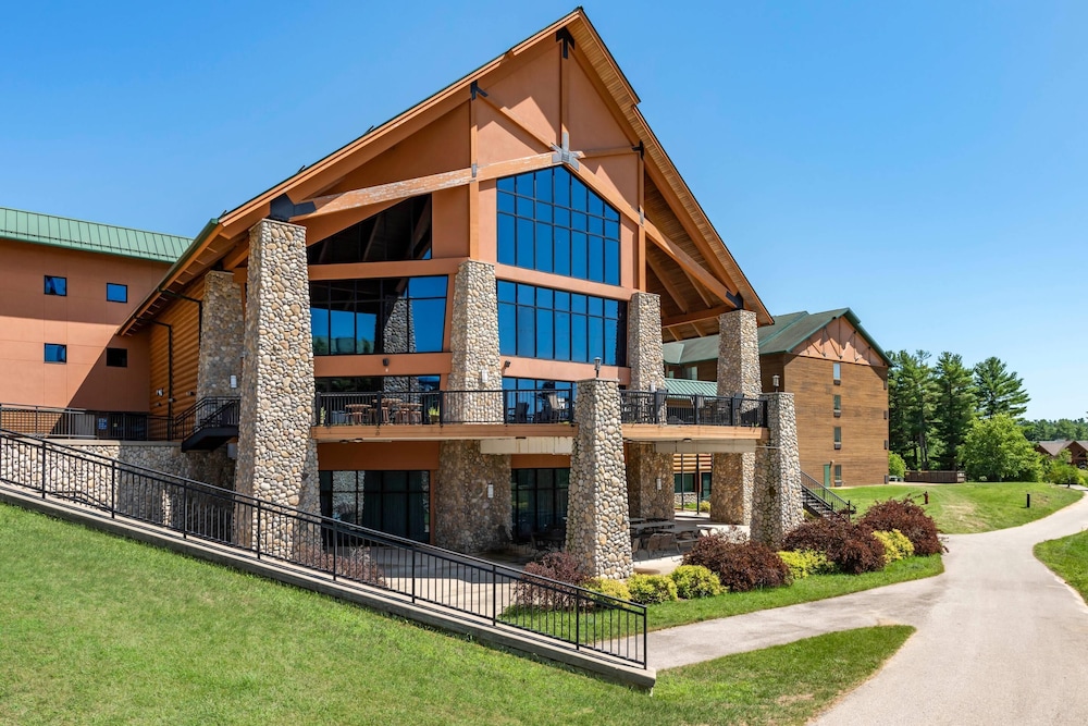 Three Bears Waterpark Resort Near Tomah, an Ascend Collection Hotel 2/50