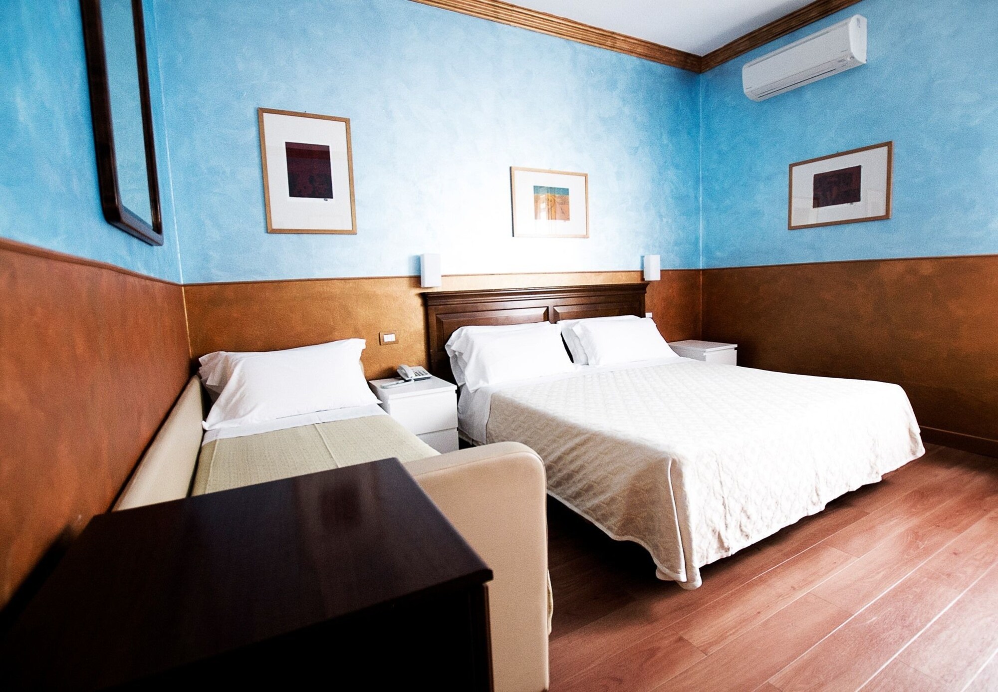 ROOM, QUADRUPLE