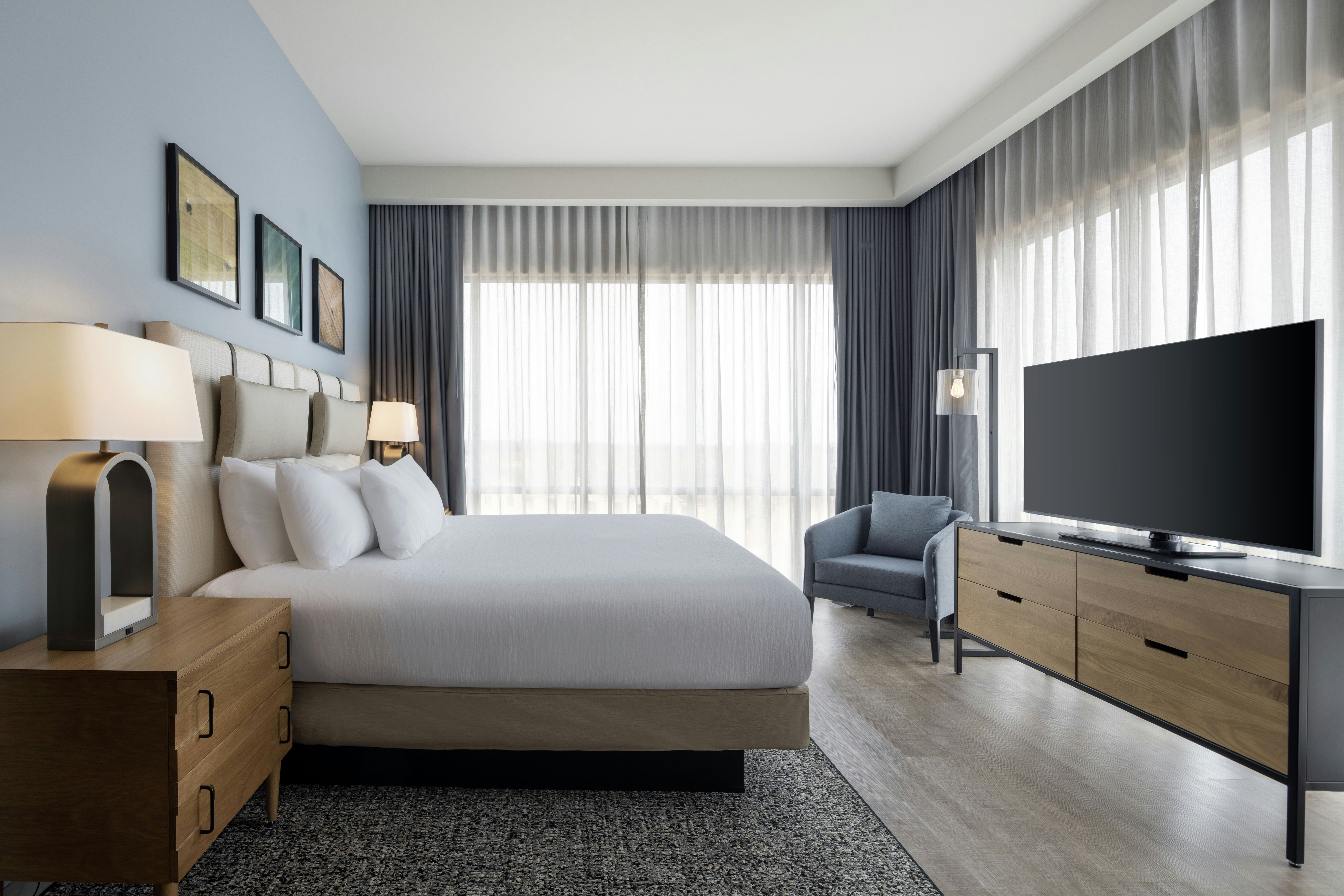 Suite, King Bed, Tower View, Corner