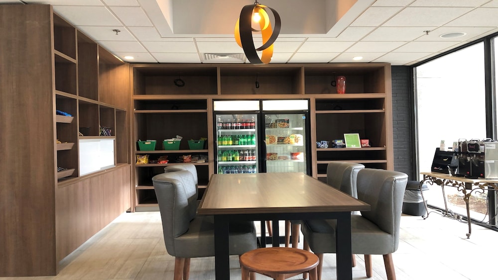Holiday Inn Roanoke Airport-Conference CTR 38/60