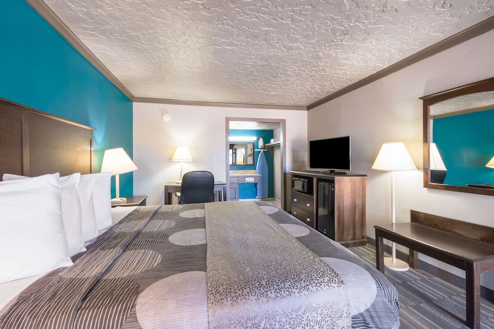 Econo Lodge Inn and Suites Oklahoma City 19/31