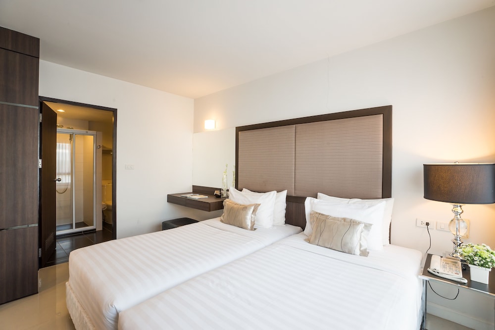 Beyond Suite Hotel 7/73