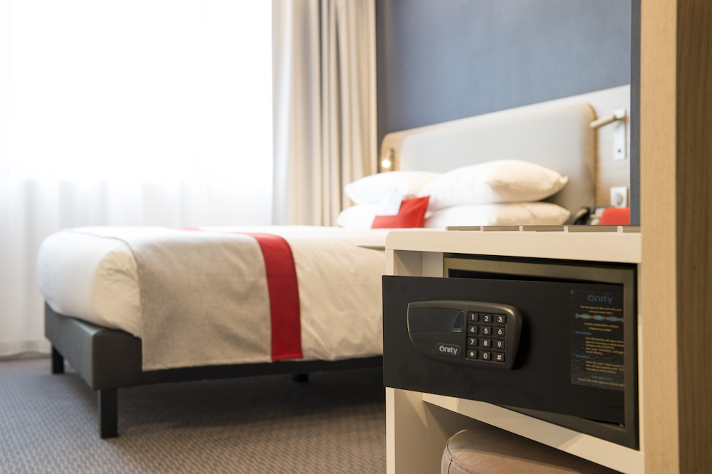 HOLIDAY INN EXPRESS PARIS - CDG AIRPORT 18/70
